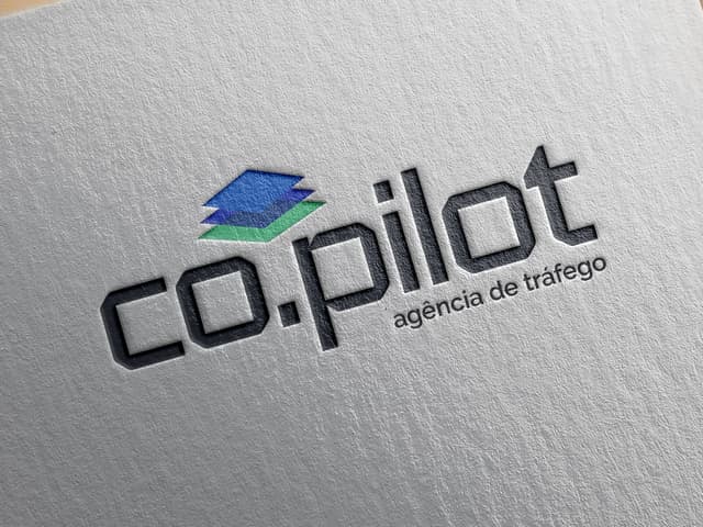 Logotipo da co.pilot, agência de tráfego, em relevo sobre papel branco texturizado
