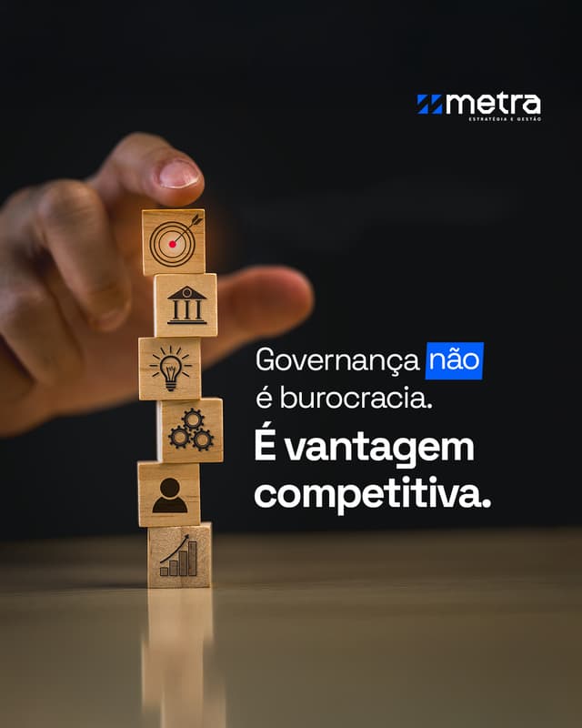Post da Metra com mão empilhando blocos de madeira e a frase Governança não é burocracia. É vantagem competitiva.